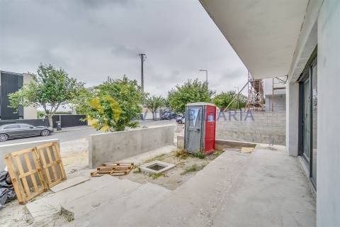 Moradia T3 com jardim e 3 frentes em Silva Escura – Maia