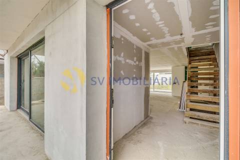 Moradia T3 com jardim e 3 frentes em Silva Escura – Maia