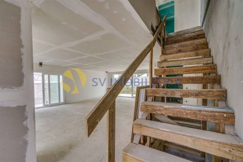 Moradia T3 com jardim e 3 frentes em Silva Escura – Maia