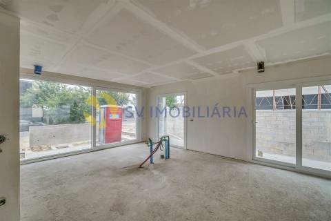 Moradia T3 com jardim e 3 frentes em Silva Escura – Maia