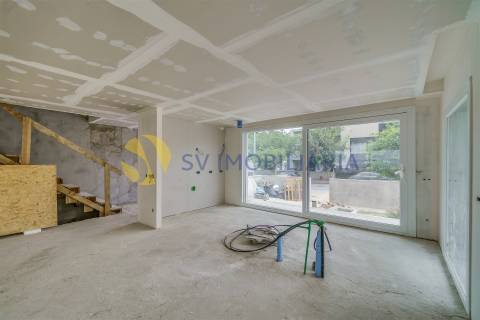 Moradia T3 com jardim e 3 frentes em Silva Escura – Maia