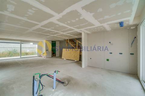 Moradia T3 com jardim e 3 frentes em Silva Escura – Maia