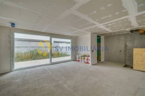 Moradia T3 com jardim e 3 frentes em Silva Escura – Maia