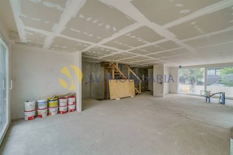 Moradia T3 com jardim e 3 frentes em Silva Escura – Maia