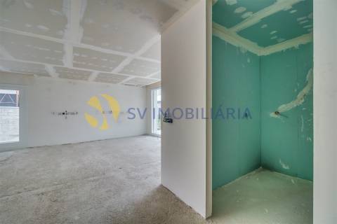 Moradia T3 com jardim e 3 frentes em Silva Escura – Maia