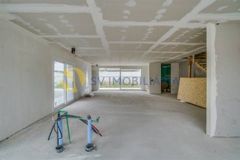 Moradia T3 com jardim e 3 frentes em Silva Escura – Maia