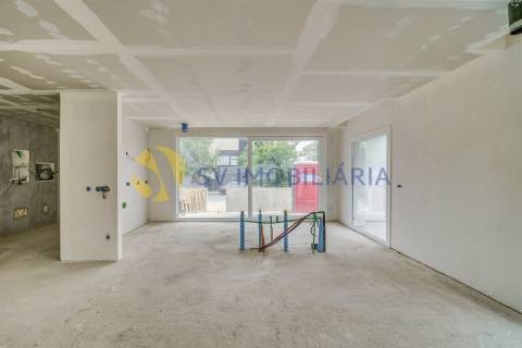 Moradia T3 com jardim e 3 frentes em Silva Escura – Maia