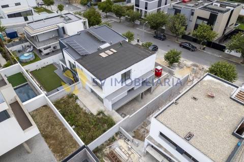 Moradia T3 com jardim e 3 frentes em Silva Escura – Maia