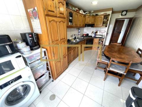 Apartamento T3 em Tamel (S. Veríssimo) com garagem fechada!