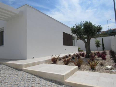 MORADIA MODERNA EM CONSTRUÇÃO ENTRE A CIDADE E O MAR NA COSTA OESTE.