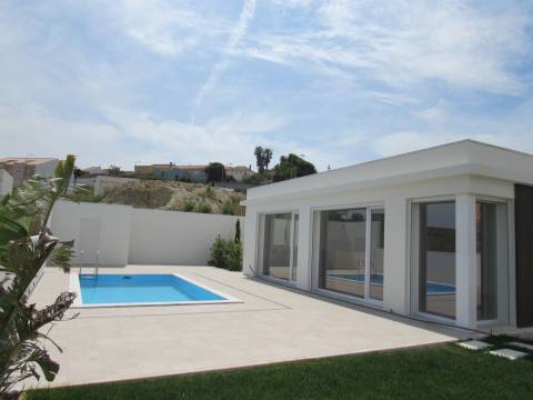 MORADIA MODERNA EM CONSTRUÇÃO ENTRE A CIDADE E O MAR NA COSTA OESTE.