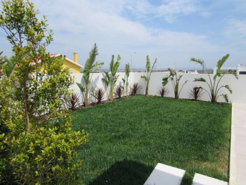 MORADIA MODERNA EM CONSTRUÇÃO ENTRE A CIDADE E O MAR NA COSTA OESTE.