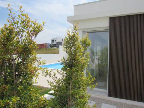 MORADIA MODERNA EM CONSTRUÇÃO ENTRE A CIDADE E O MAR NA COSTA OESTE.