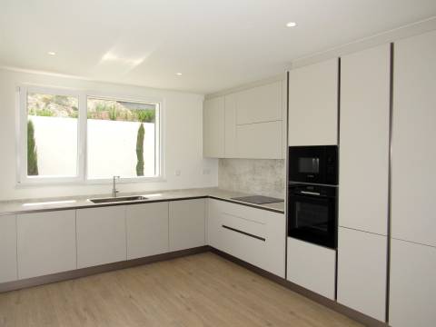 MORADIA MODERNA EM CONSTRUÇÃO ENTRE A CIDADE E O MAR NA COSTA OESTE.