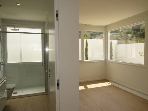 MORADIA MODERNA EM CONSTRUÇÃO ENTRE A CIDADE E O MAR NA COSTA OESTE.