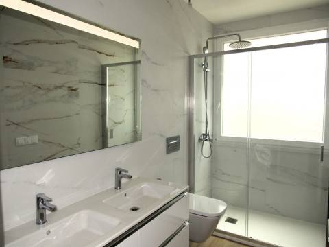 MORADIA MODERNA EM CONSTRUÇÃO ENTRE A CIDADE E O MAR NA COSTA OESTE.