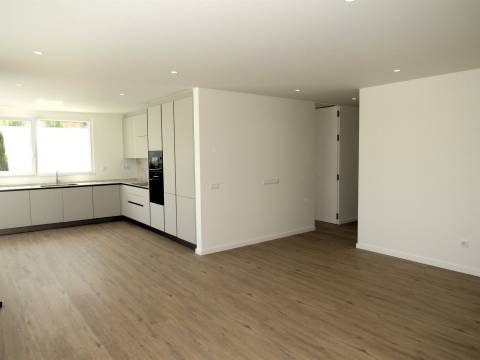 MORADIA MODERNA EM CONSTRUÇÃO ENTRE A CIDADE E O MAR NA COSTA OESTE.