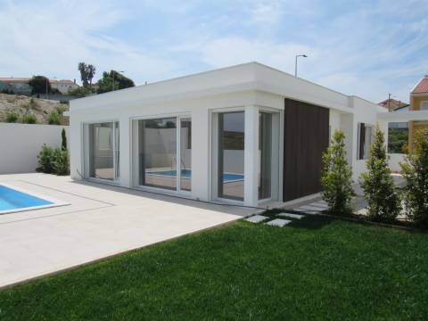 MORADIA MODERNA EM CONSTRUÇÃO ENTRE A CIDADE E O MAR NA COSTA OESTE.