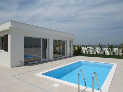 MORADIA MODERNA EM CONSTRUÇÃO ENTRE A CIDADE E O MAR NA COSTA OESTE.