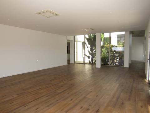 Moradia contemporânea 4 quartos a estrear