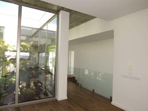 Moradia contemporânea 4 quartos a estrear