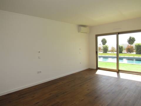 Moradia contemporânea 4 quartos a estrear