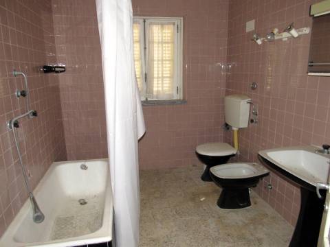 Propriedade composta por duas moradias, um armazém e um espaço de loja.