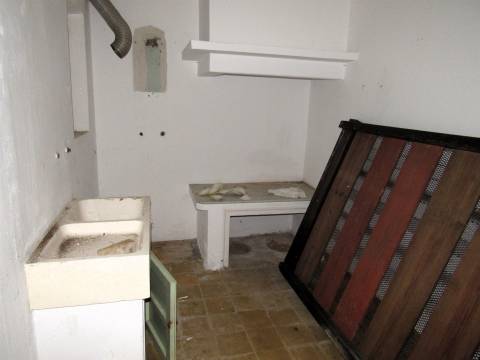 Propriedade composta por duas moradias, um armazém e um espaço de loja.