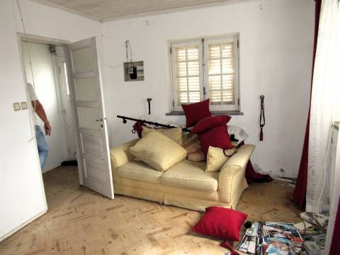 Propriedade composta por duas moradias, um armazém e um espaço de loja.