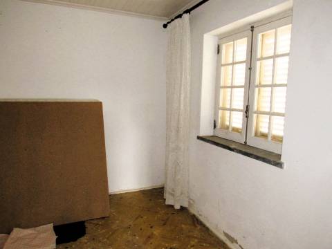 Propriedade composta por duas moradias, um armazém e um espaço de loja.