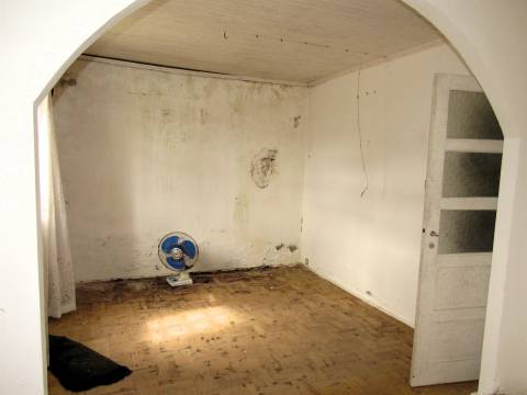 Propriedade composta por duas moradias, um armazém e um espaço de loja.