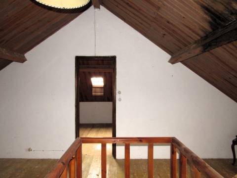 Propriedade composta por duas moradias, um armazém e um espaço de loja.