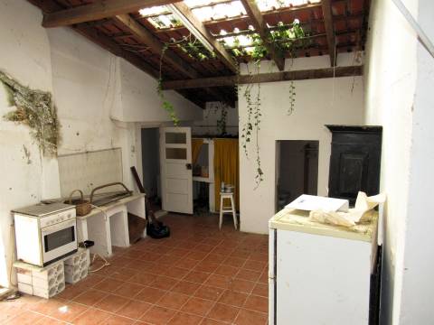 Propriedade composta por duas moradias, um armazém e um espaço de loja.