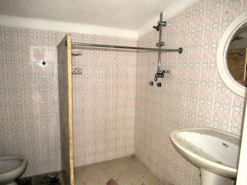 Propriedade composta por duas moradias, um armazém e um espaço de loja.