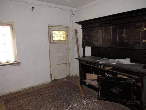 Propriedade composta por duas moradias, um armazém e um espaço de loja.