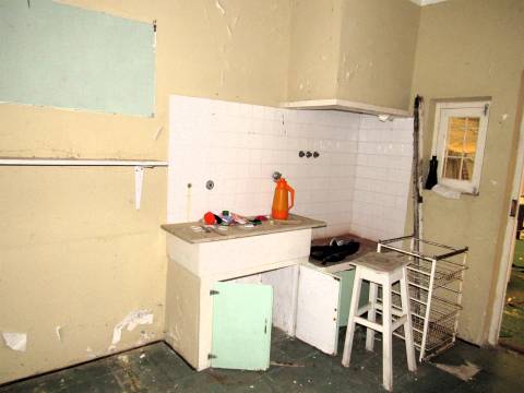 Propriedade composta por duas moradias, um armazém e um espaço de loja.