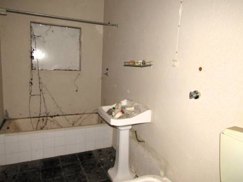 Propriedade composta por duas moradias, um armazém e um espaço de loja.