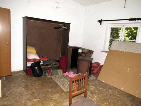 Propriedade composta por duas moradias, um armazém e um espaço de loja.