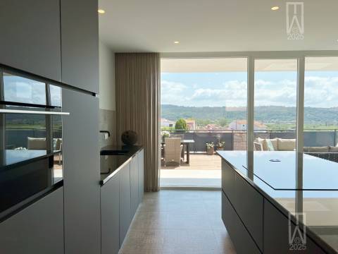 Imagine viver entre o charme tranquilo do campo e a energia vibrante da costa de prata em Portugal