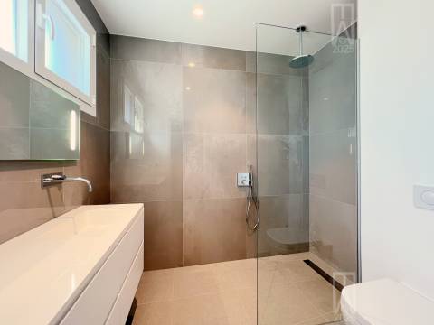 Imagine viver entre o charme tranquilo do campo e a energia vibrante da costa de prata em Portugal