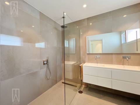 Imagine viver entre o charme tranquilo do campo e a energia vibrante da costa de prata em Portugal