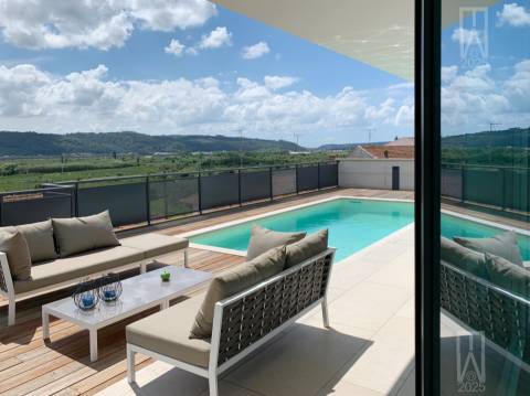 Imagine viver entre o charme tranquilo do campo e a energia vibrante da costa de prata em Portugal