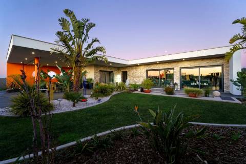 Moradia de autor, no campo junto ao Mar da costa oeste