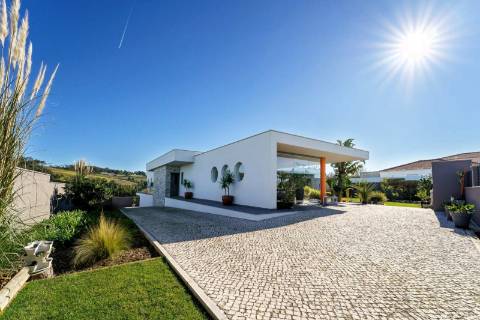 Moradia de autor, no campo junto ao Mar da costa oeste