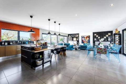 Moradia de autor, no campo junto ao Mar da costa oeste