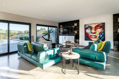 Moradia de autor, no campo junto ao Mar da costa oeste