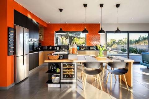 Moradia de autor, no campo junto ao Mar da costa oeste