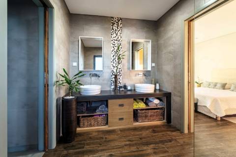 Moradia de autor, no campo junto ao Mar da costa oeste