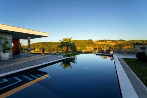 Moradia de autor, no campo junto ao Mar da costa oeste