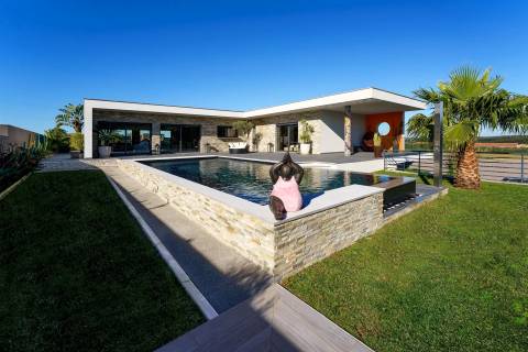 Moradia de autor, no campo junto ao Mar da costa oeste